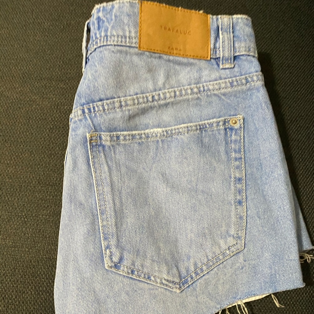 🍓 Zara shorts 🍇 waist 26 in